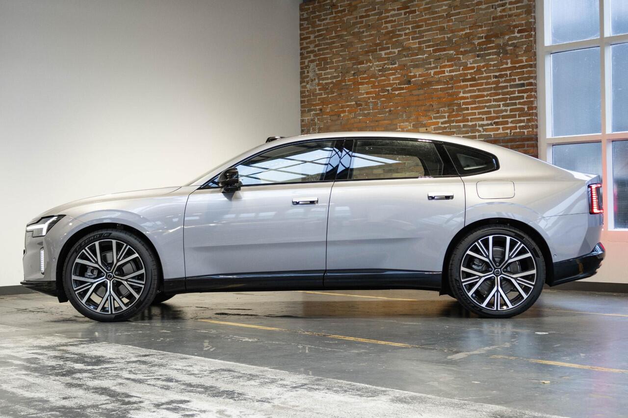 Volvo ES90 Single Motor Ext. R. Ultra Launch Edition 92 kWh | Luchtvering | Elektrochromatisch panoramadak | Geventileerde voor- en achterstoelen | Premium audio by Bowers & Wilkins | Pilot assist | 22 inch. lichtmetalen velgen | Stoel- /stuurwielverwarming | Verwar
