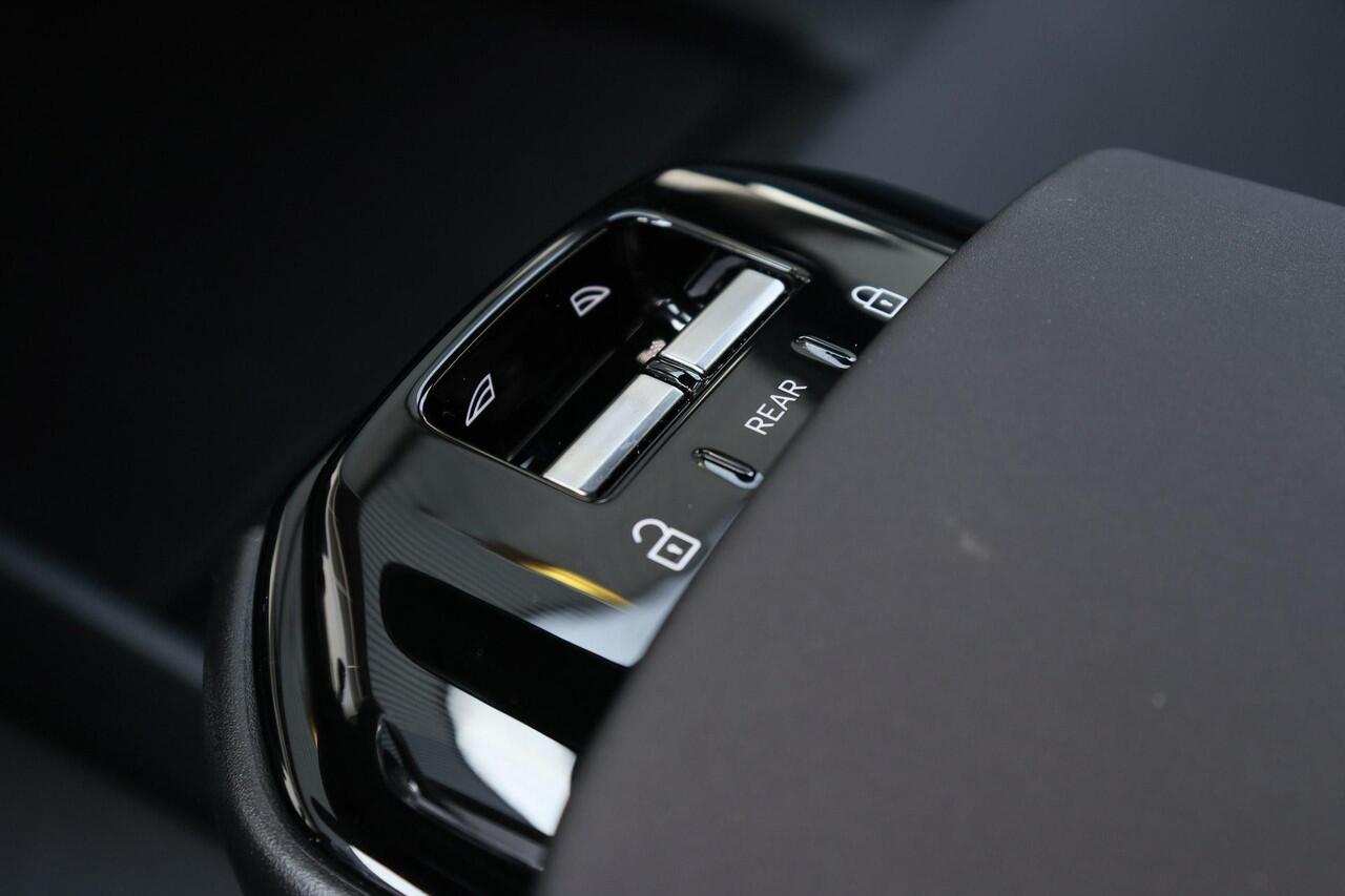 Volvo EX30 Extended Range Plus 69 kWh - Adaptive Cruise Control - Climate Pack - Harman/Kardon audio - Parkeercamera achter - Extra getint glas - 19' LMV