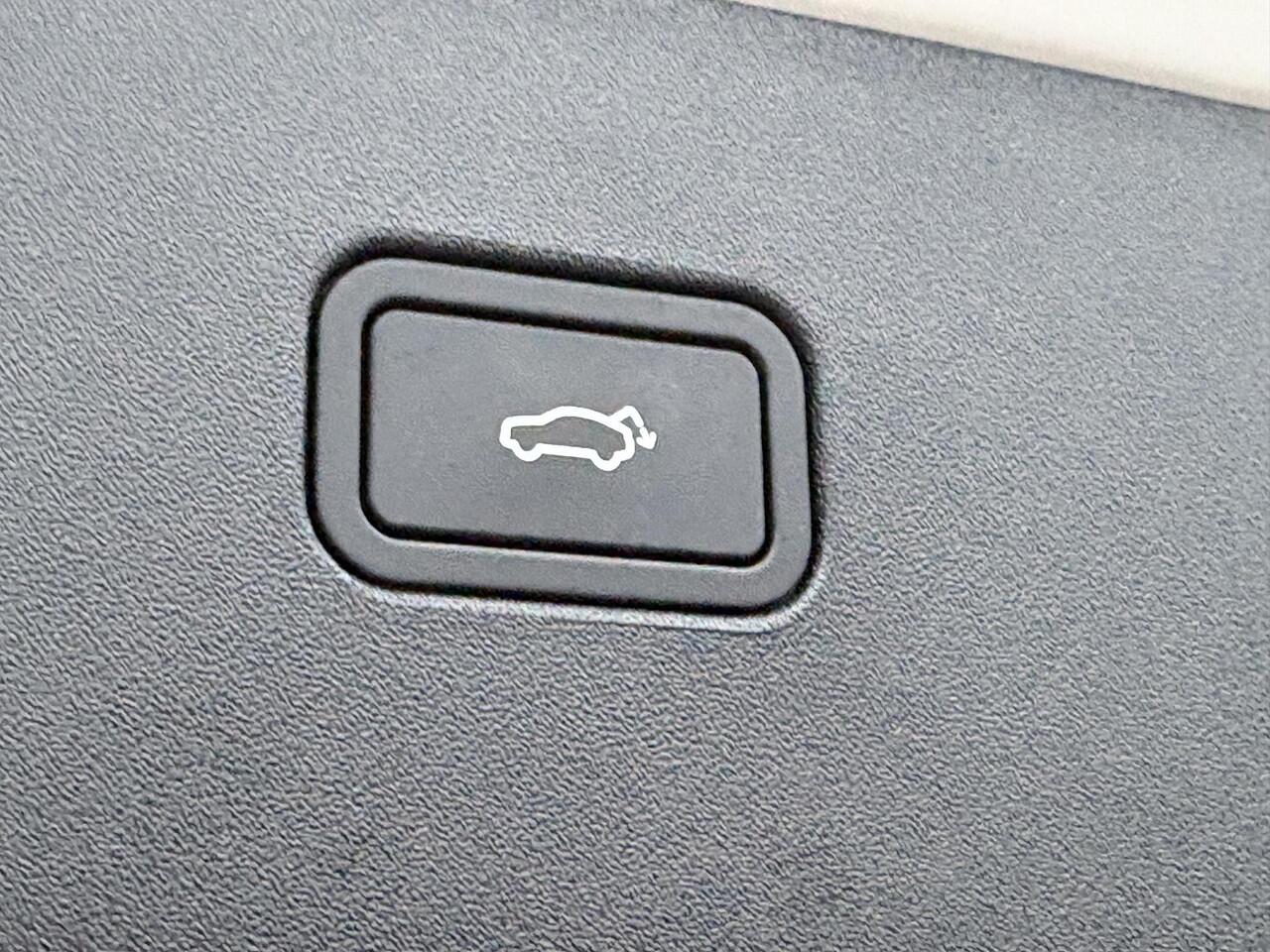 Volvo EX30 Twin Motor Performance Ultra 69 kWh | Panorama dak | Stoelen elektrisch verstelbaar | 360º Camera | Harman/Kardon | Blis | Adaptieve Cruise controle | verwarmde voorstoelen en stuurwiel |