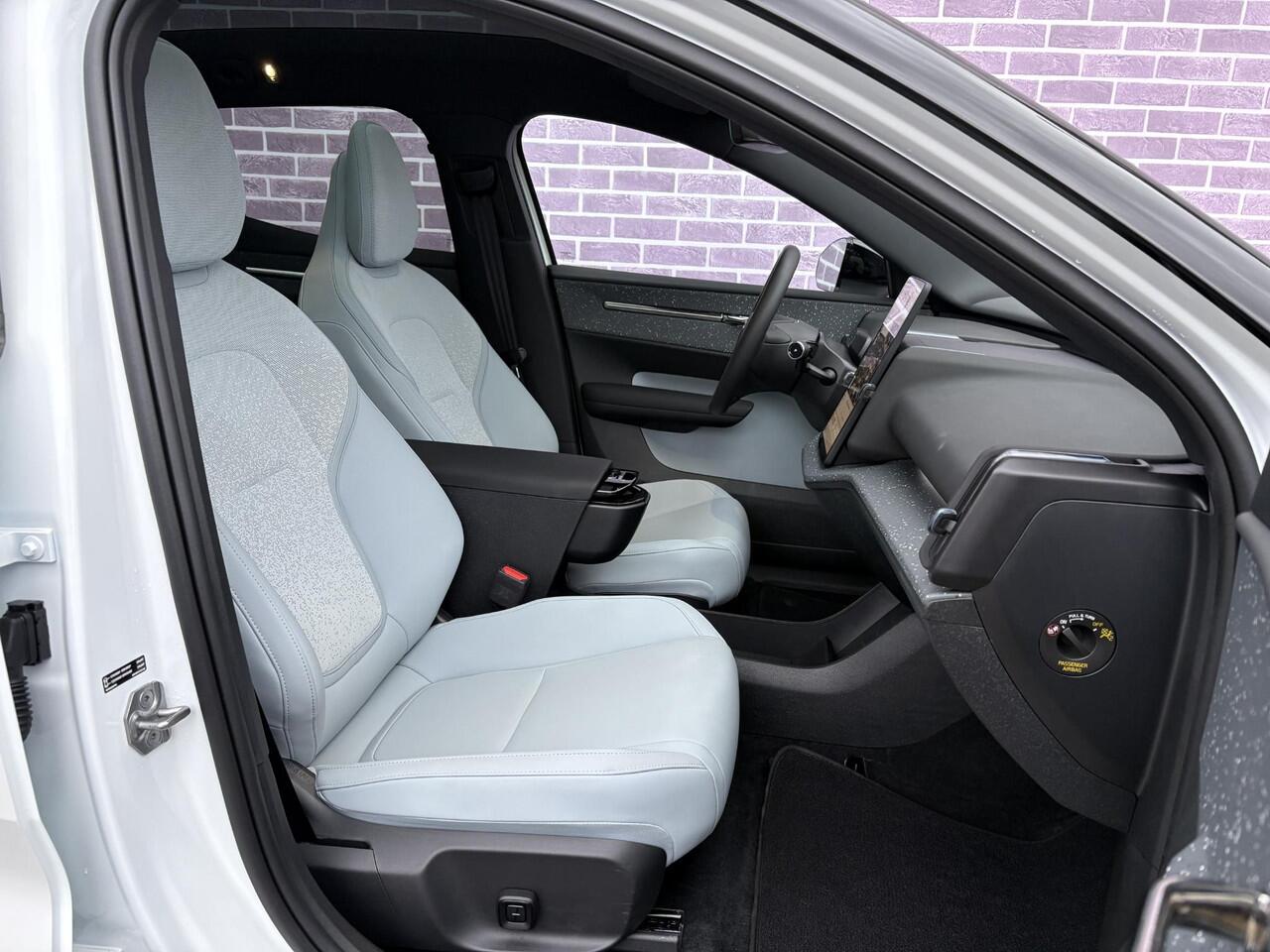 Volvo EX30 Twin Motor Performance Ultra 69 kWh | Panorama dak | Stoelen elektrisch verstelbaar | 360º Camera | Harman/Kardon | Blis | Adaptieve Cruise controle | verwarmde voorstoelen en stuurwiel |