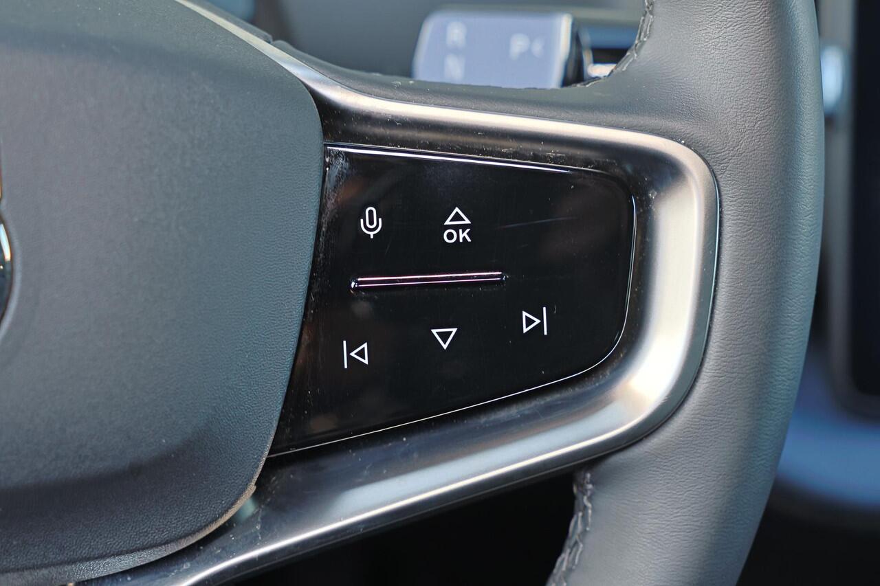 Volvo EX30 Plus 51 kWh - Climate Pack - Harman/Kardon audio - Parkeercamera achter - Parkeersensoren - Elektr. bedienb. bestuurdersstoel - Apple Carplay & Android Auto - Extra getint glas - 18' LMV