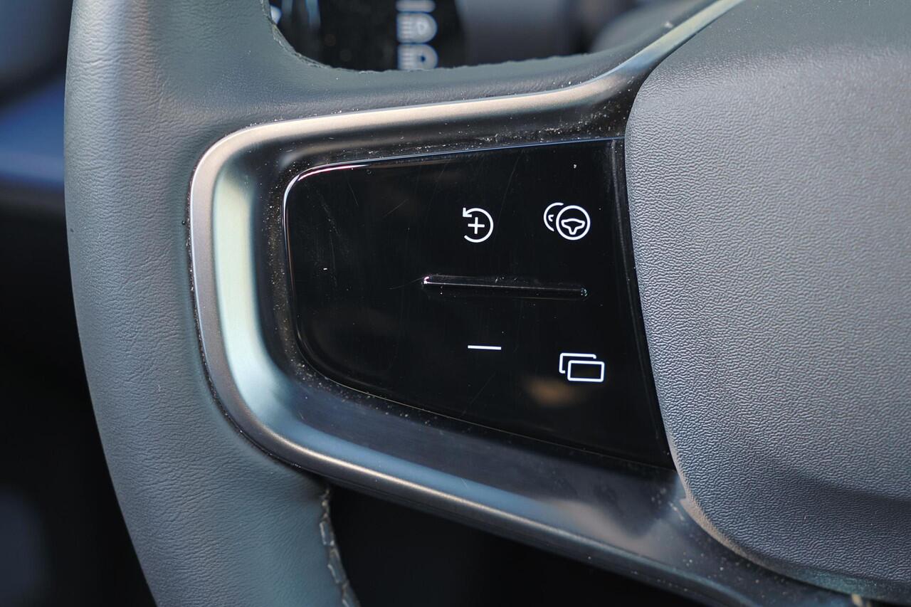 Volvo EX30 Plus 51 kWh - Climate Pack - Harman/Kardon audio - Parkeercamera achter - Parkeersensoren - Elektr. bedienb. bestuurdersstoel - Apple Carplay & Android Auto - Extra getint glas - 18' LMV