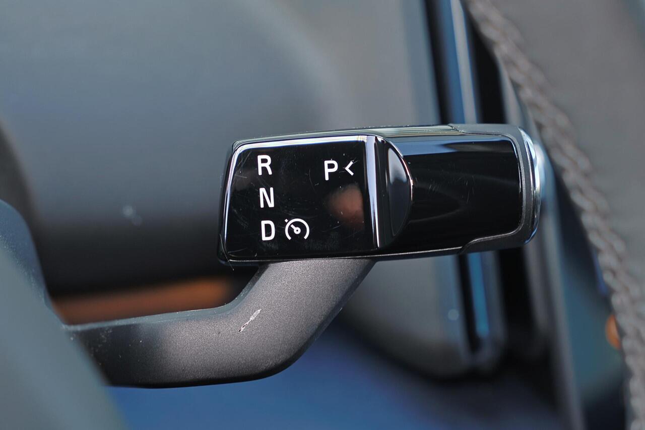 Volvo EX30 Plus 51 kWh - Climate Pack - Harman/Kardon audio - Parkeercamera achter - Parkeersensoren - Elektr. bedienb. bestuurdersstoel - Apple Carplay & Android Auto - Extra getint glas - 18' LMV