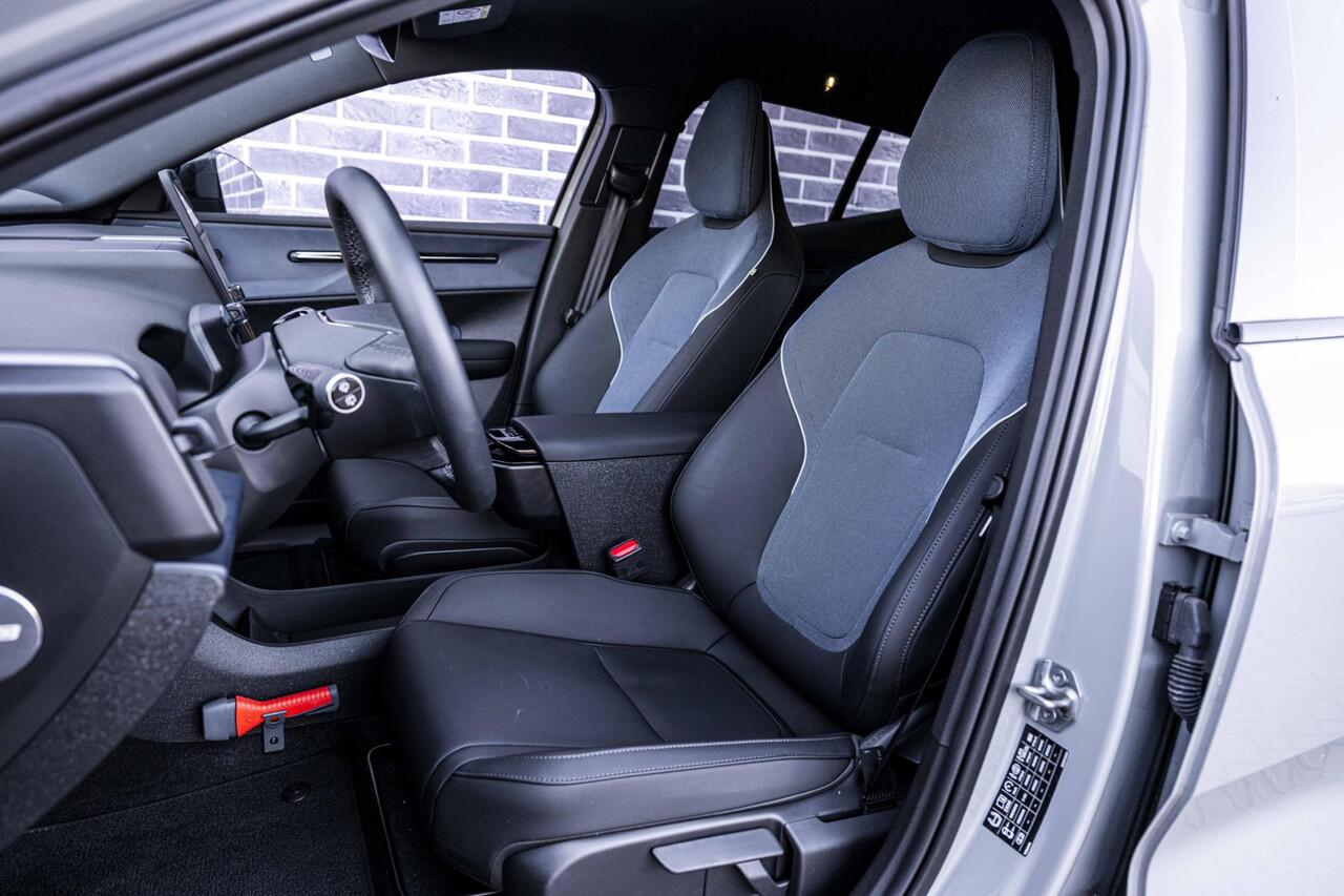 Volvo EX30 Single Motor Plus 51 kWh | Climate Pack | Stoel en Stuurverwarming | Keyless Entry | Zwart Dak | Adaptieve Cruise Control | Blis |