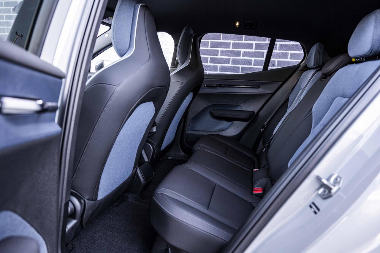 Volvo EX30 Single Motor Plus 51 kWh | Climate Pack | Stoel en Stuurverwarming | Keyless Entry | Zwart Dak | Adaptieve Cruise Control | Blis |