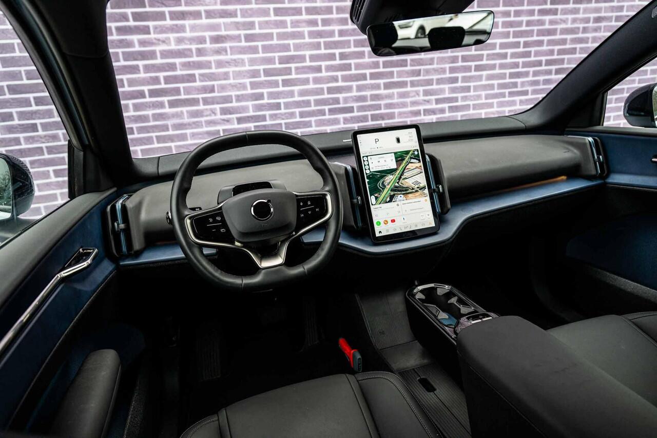 Volvo EX30 Single Motor Extended Range Plus 69 kWh | Stoel en Stuurverwarming | Adaptieve Cruise Control | BLIS | DAB+ | Keyless Entry | Parkeercamera |