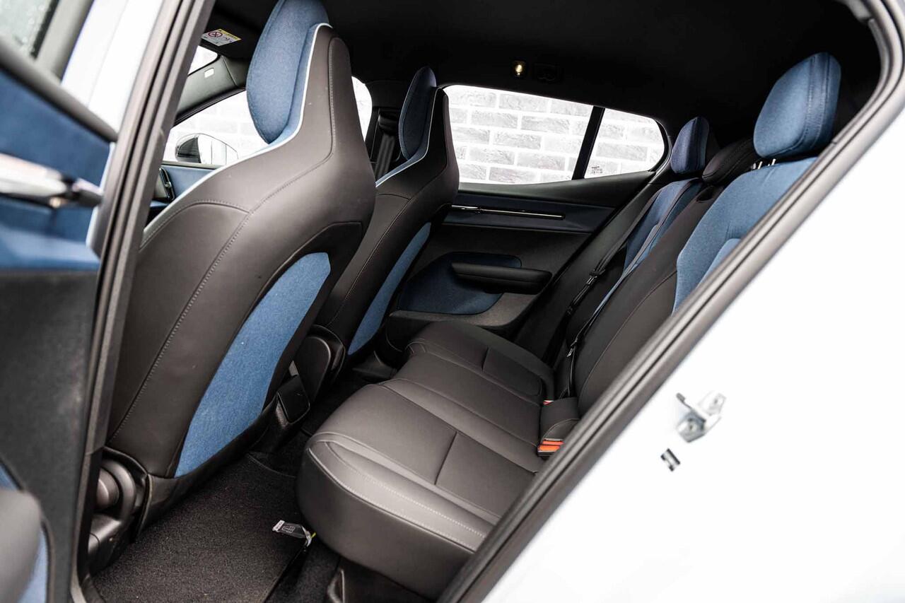 Volvo EX30 Single Motor Extended Range Plus 69 kWh | Stoel en Stuurverwarming | Adaptieve Cruise Control | BLIS | DAB+ | Keyless Entry | Parkeercamera |