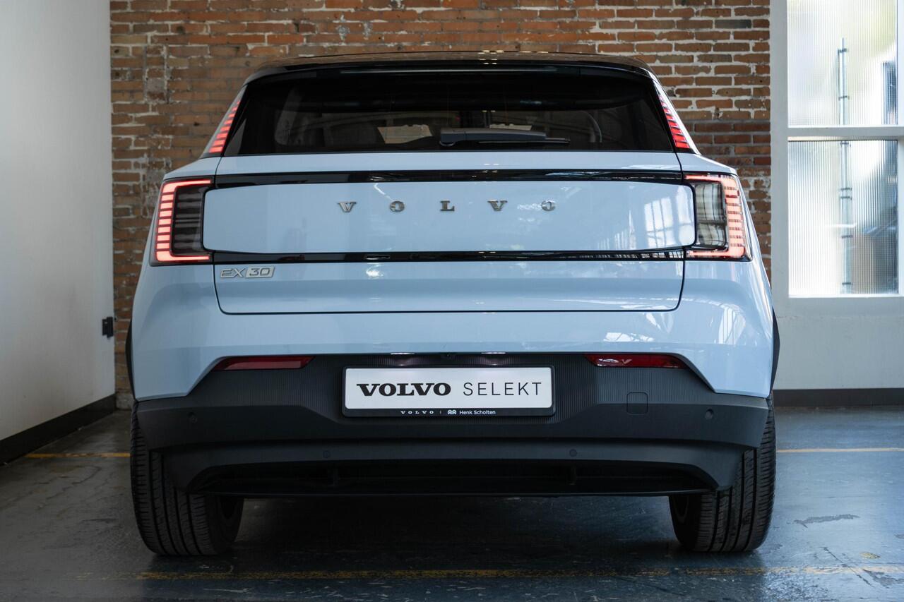 Volvo EX30 Single Motor Extended Range Plus 69 kWh | Verwarmde Voorstoelen en Stuurwiel | Warmtepomp | 19'' Lichtmetalen Velgen | Achteruitrijcamera | AppleCarplay / AndroidAuto | Keyless Entry/Start