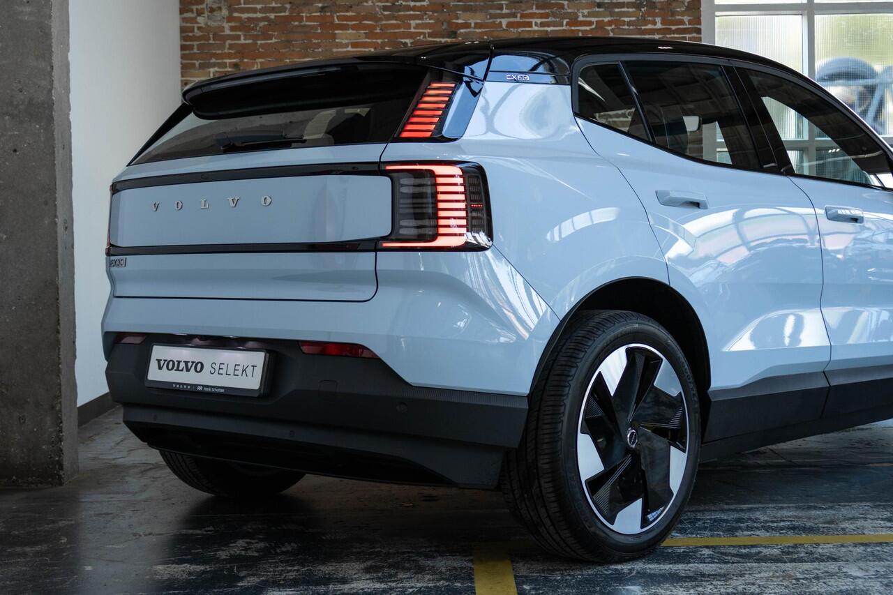 Volvo EX30 Single Motor Extended Range Plus 69 kWh | Verwarmde Voorstoelen en Stuurwiel | Warmtepomp | 19'' Lichtmetalen Velgen | Achteruitrijcamera | AppleCarplay / AndroidAuto | Keyless Entry/Start