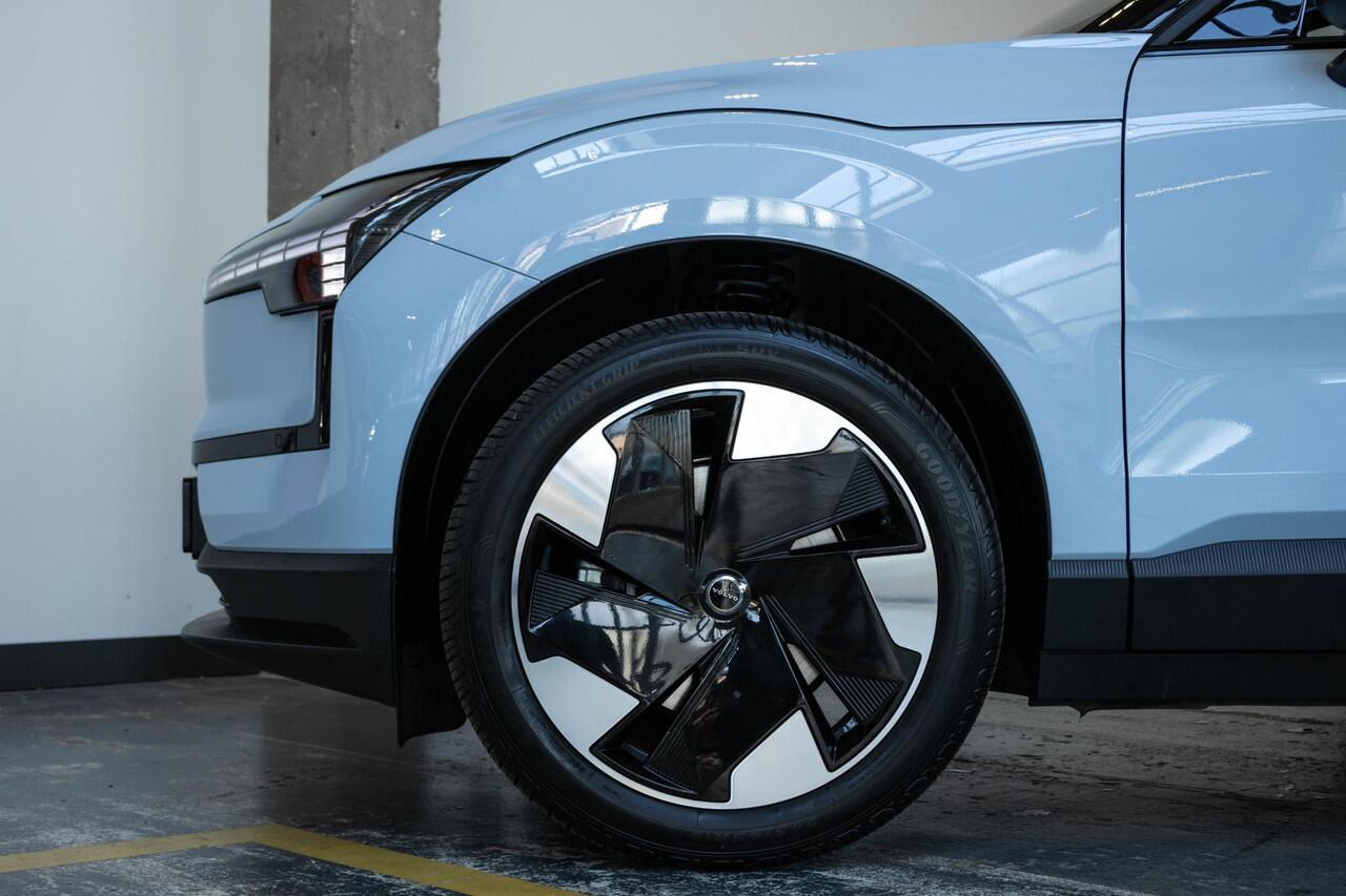 Volvo EX30 Single Motor Extended Range Plus 69 kWh | Verwarmde Voorstoelen en Stuurwiel | Warmtepomp | 19'' Lichtmetalen Velgen | Achteruitrijcamera | AppleCarplay / AndroidAuto | Keyless Entry/Start