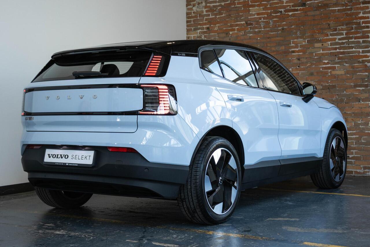 Volvo EX30 Single Motor Extended Range Plus 69 kWh | Verwarmde Voorstoelen en Stuurwiel | Warmtepomp | 19'' Lichtmetalen Velgen | Achteruitrijcamera | AppleCarplay / AndroidAuto | Keyless Entry/Start