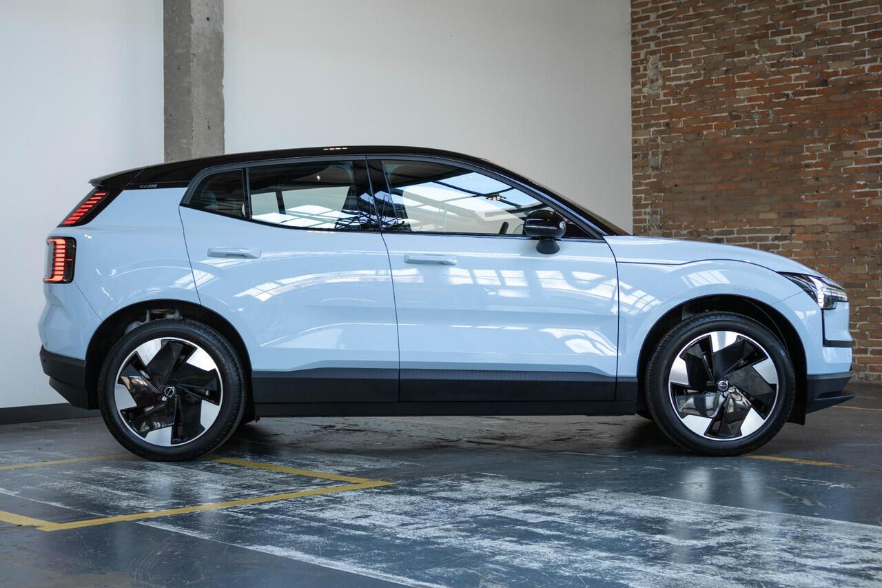 Volvo EX30 Single Motor Extended Range Plus 69 kWh | Verwarmde Voorstoelen en Stuurwiel | Warmtepomp | 19'' Lichtmetalen Velgen | Achteruitrijcamera | AppleCarplay / AndroidAuto | Keyless Entry/Start