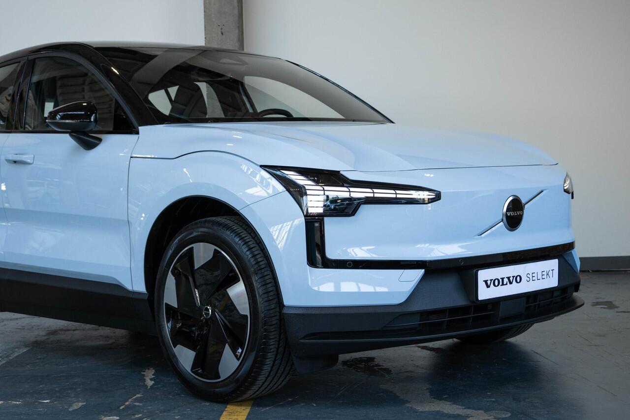Volvo EX30 Single Motor Extended Range Plus 69 kWh | Verwarmde Voorstoelen en Stuurwiel | Warmtepomp | 19'' Lichtmetalen Velgen | Achteruitrijcamera | AppleCarplay / AndroidAuto | Keyless Entry/Start