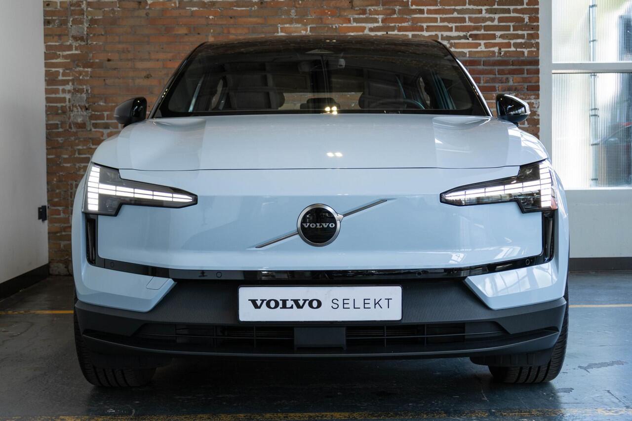 Volvo EX30 Single Motor Extended Range Plus 69 kWh | Verwarmde Voorstoelen en Stuurwiel | Warmtepomp | 19'' Lichtmetalen Velgen | Achteruitrijcamera | AppleCarplay / AndroidAuto | Keyless Entry/Start