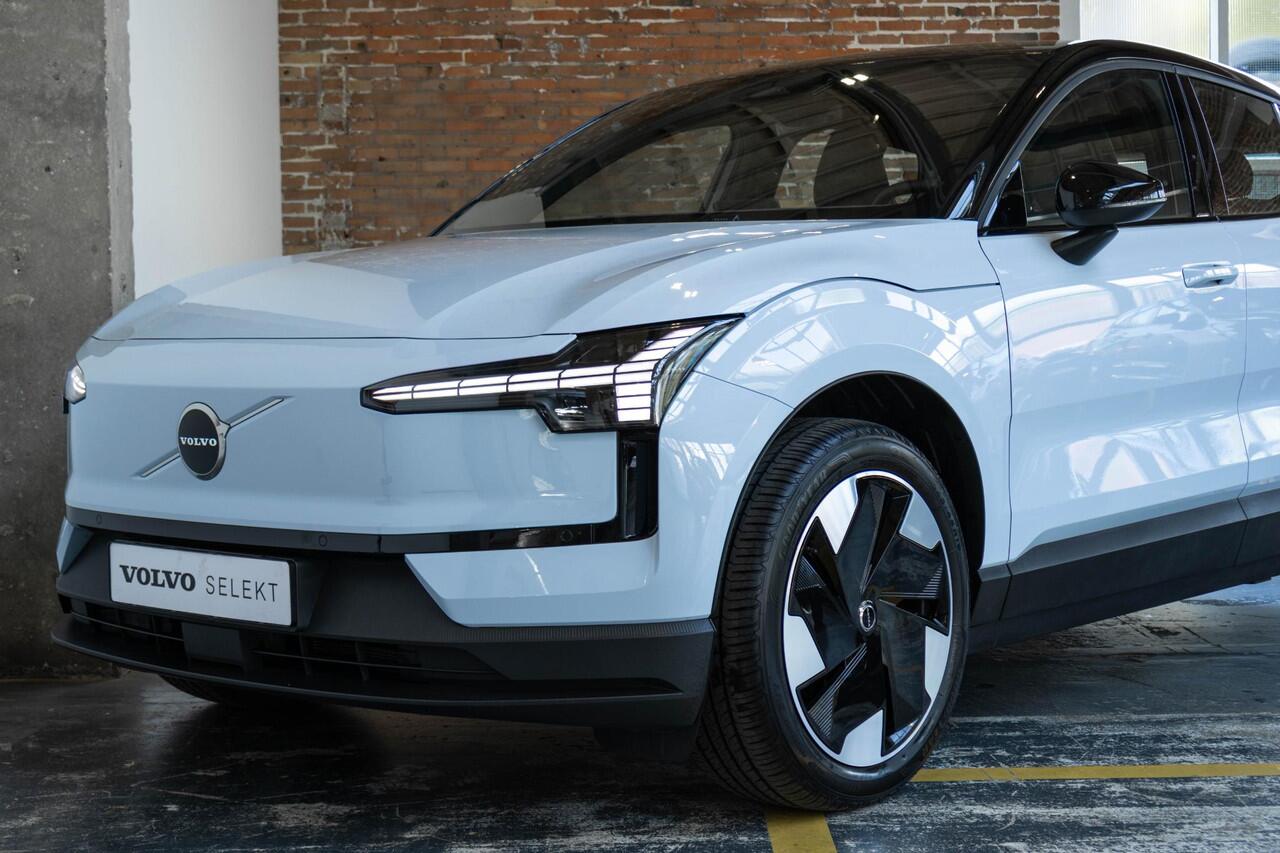 Volvo EX30 Single Motor Extended Range Plus 69 kWh | Verwarmde Voorstoelen en Stuurwiel | Warmtepomp | 19'' Lichtmetalen Velgen | Achteruitrijcamera | AppleCarplay / AndroidAuto | Keyless Entry/Start