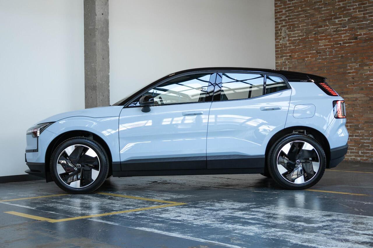 Volvo EX30 Single Motor Extended Range Plus 69 kWh | Verwarmde Voorstoelen en Stuurwiel | Warmtepomp | 19'' Lichtmetalen Velgen | Achteruitrijcamera | AppleCarplay / AndroidAuto | Keyless Entry/Start