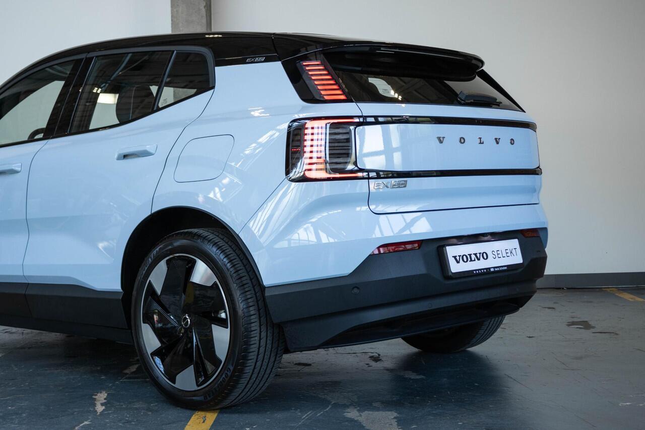 Volvo EX30 Single Motor Extended Range Plus 69 kWh | Verwarmde Voorstoelen en Stuurwiel | Warmtepomp | 19'' Lichtmetalen Velgen | Achteruitrijcamera | AppleCarplay / AndroidAuto | Keyless Entry/Start