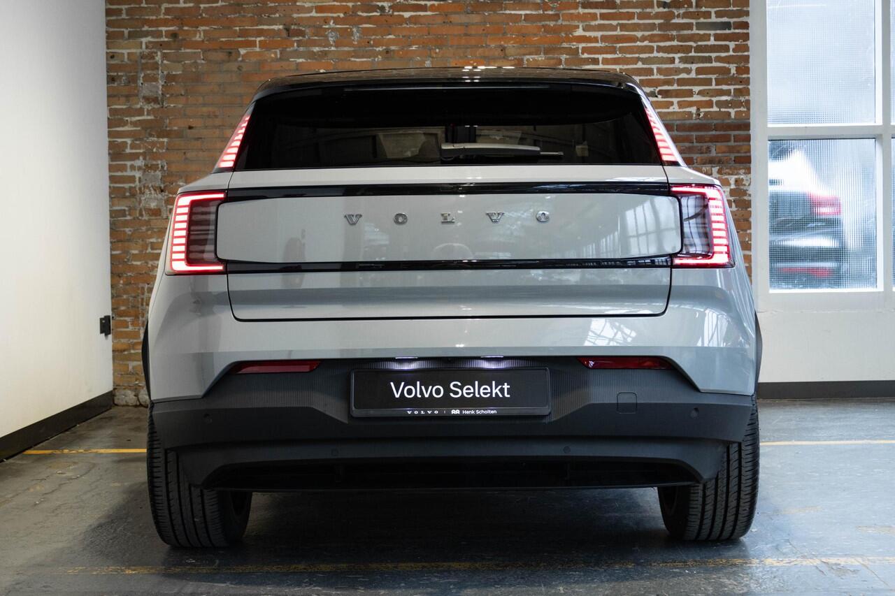 Volvo EX30 Single Motor Extended Range Plus 69 kWh | Semi-Electrische Wegklapbare Trekhaak | Stoelverwarming | Stuurwielverwarming | 20'' Lichtmetalen velgen | Privacy Glass | Google Infotainment | Parkeercamera | Parkeersensoren voor + achter | Harman Kardon Premiu