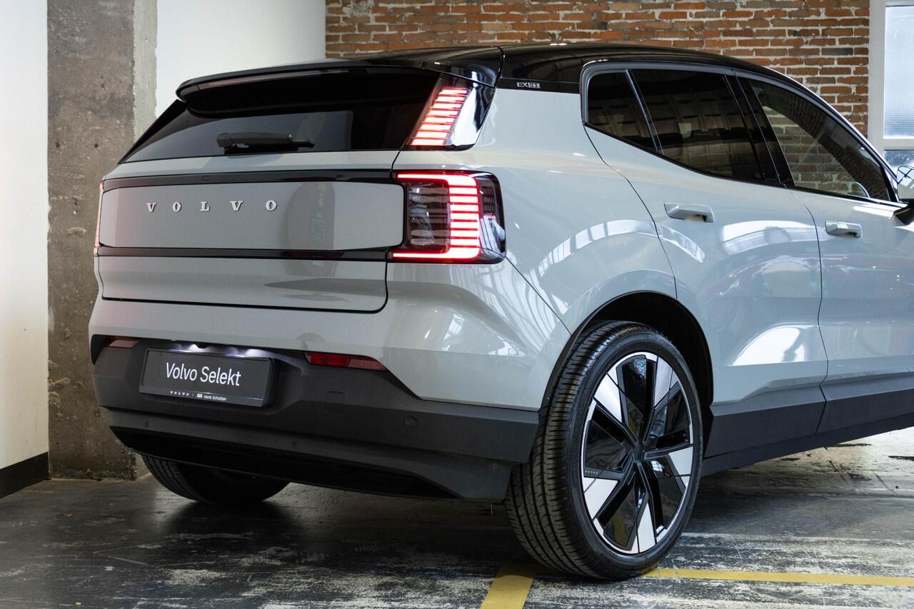 Volvo EX30 Single Motor Extended Range Plus 69 kWh | Semi-Electrische Wegklapbare Trekhaak | Stoelverwarming | Stuurwielverwarming | 20'' Lichtmetalen velgen | Privacy Glass | Google Infotainment | Parkeercamera | Parkeersensoren voor + achter | Harman Kardon Premiu