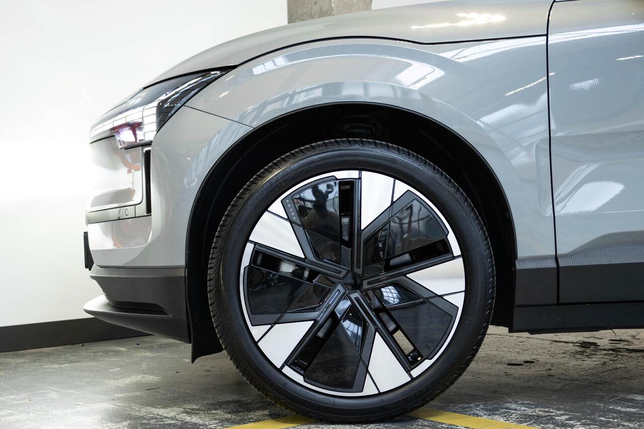 Volvo EX30 Single Motor Extended Range Plus 69 kWh | Semi-Electrische Wegklapbare Trekhaak | Stoelverwarming | Stuurwielverwarming | 20'' Lichtmetalen velgen | Privacy Glass | Google Infotainment | Parkeercamera | Parkeersensoren voor + achter | Harman Kardon Premiu