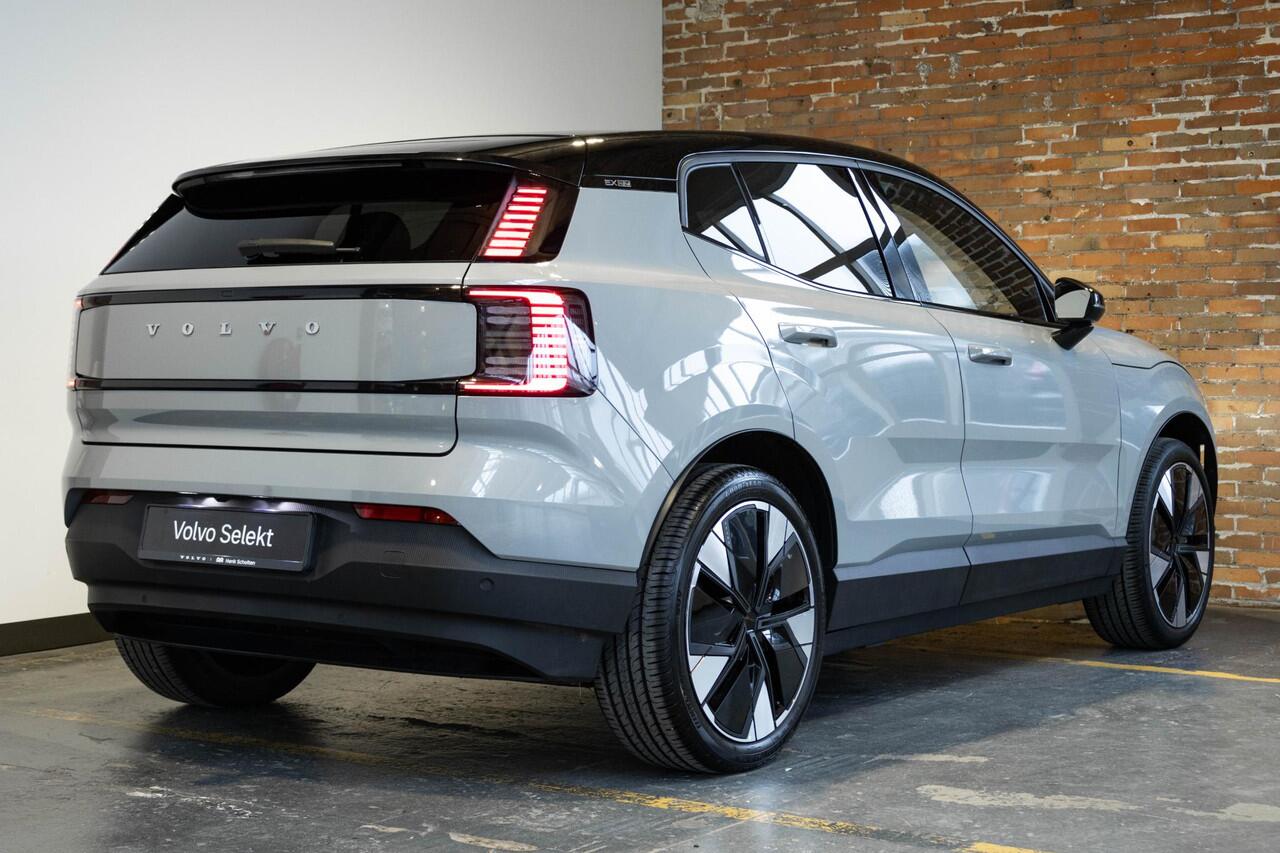 Volvo EX30 Single Motor Extended Range Plus 69 kWh | Semi-Electrische Wegklapbare Trekhaak | Stoelverwarming | Stuurwielverwarming | 20'' Lichtmetalen velgen | Privacy Glass | Google Infotainment | Parkeercamera | Parkeersensoren voor + achter | Harman Kardon Premiu