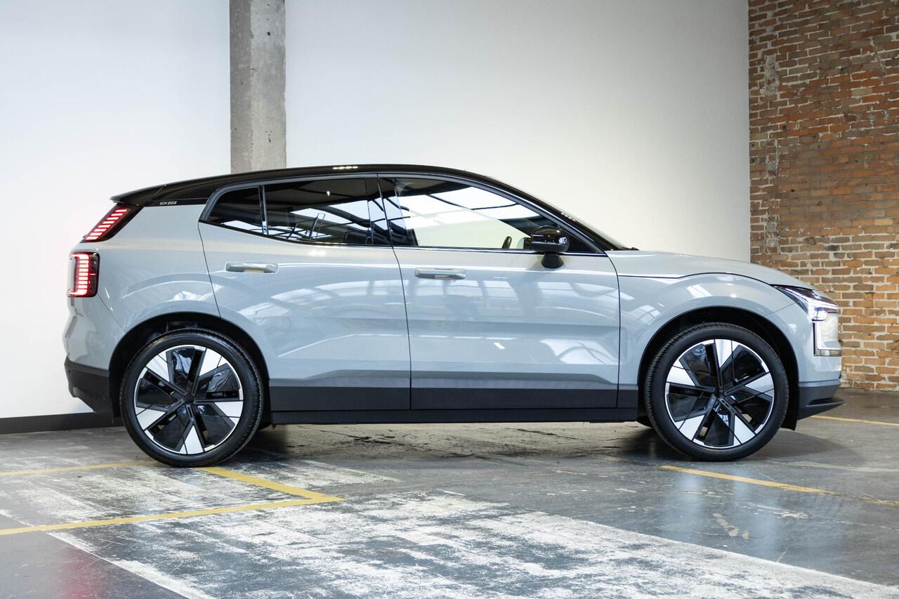 Volvo EX30 Single Motor Extended Range Plus 69 kWh | Semi-Electrische Wegklapbare Trekhaak | Stoelverwarming | Stuurwielverwarming | 20'' Lichtmetalen velgen | Privacy Glass | Google Infotainment | Parkeercamera | Parkeersensoren voor + achter | Harman Kardon Premiu
