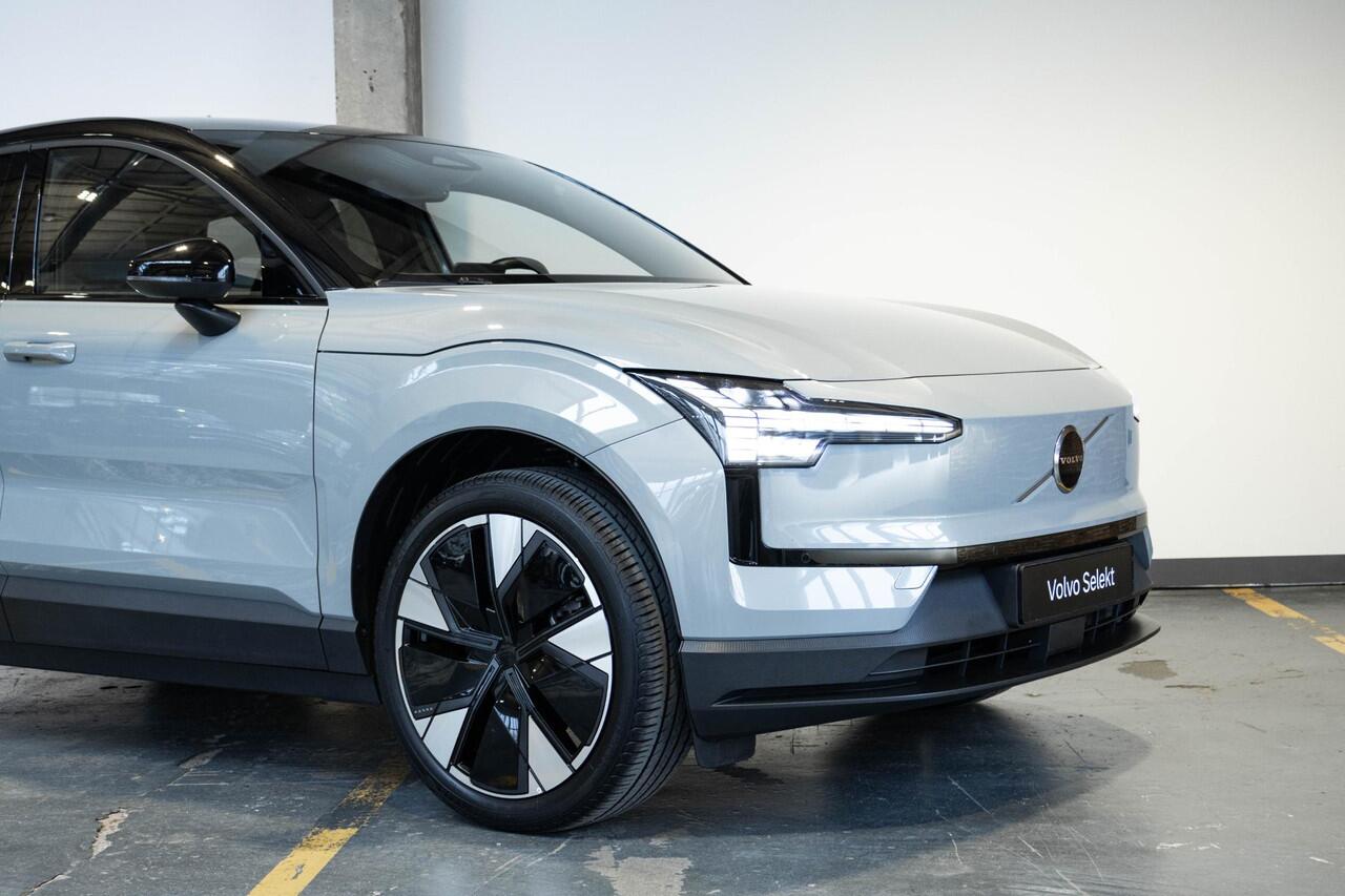 Volvo EX30 Single Motor Extended Range Plus 69 kWh | Semi-Electrische Wegklapbare Trekhaak | Stoelverwarming | Stuurwielverwarming | 20'' Lichtmetalen velgen | Privacy Glass | Google Infotainment | Parkeercamera | Parkeersensoren voor + achter | Harman Kardon Premiu