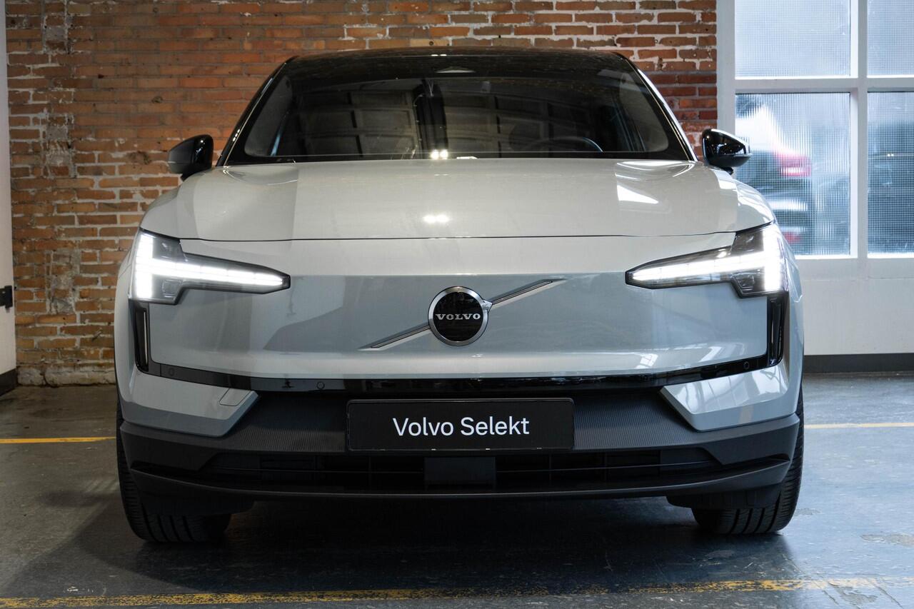 Volvo EX30 Single Motor Extended Range Plus 69 kWh | Semi-Electrische Wegklapbare Trekhaak | Stoelverwarming | Stuurwielverwarming | 20'' Lichtmetalen velgen | Privacy Glass | Google Infotainment | Parkeercamera | Parkeersensoren voor + achter | Harman Kardon Premiu