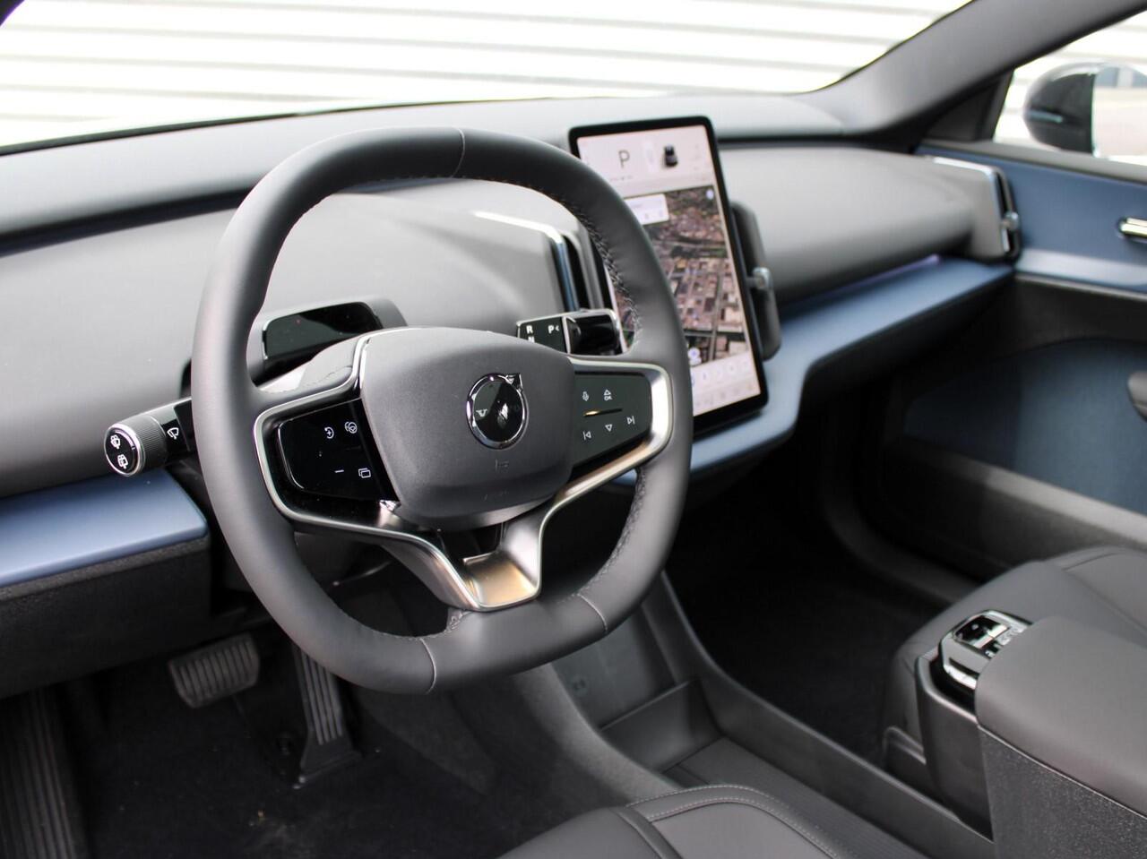 Volvo EX30 Single Motor Extended Range Plus Automaat / Privacy Glass / 19" velgen / Harman Kardon audio / Direct leverbaar