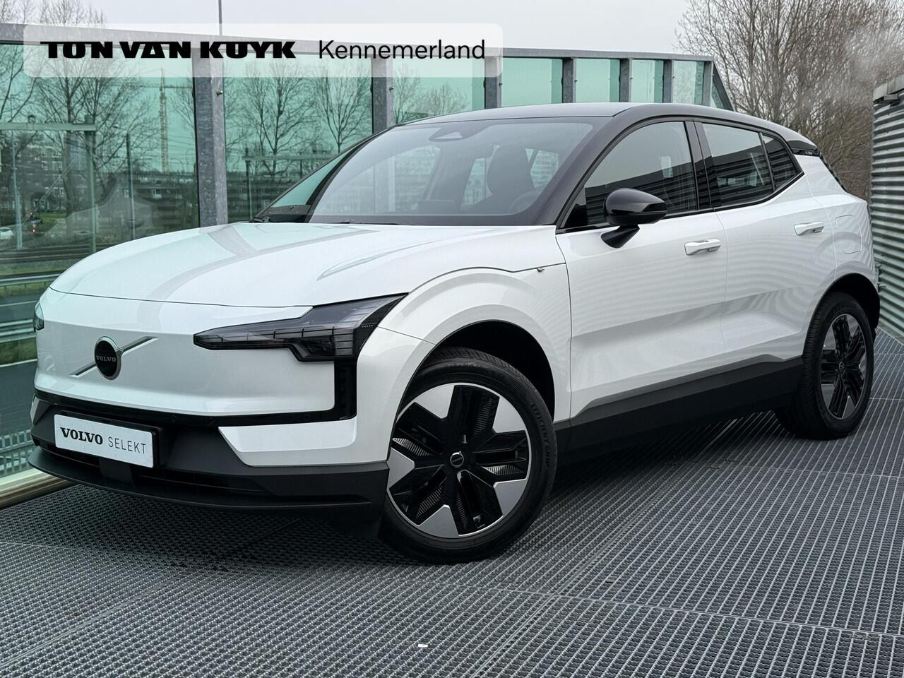 Volvo EX30 Single Motor Plus 51 kWh , Automaat , Adaptive Cruise , Stoelen+Stuur Verwarmd , BLIS , Google , Carplay , DAB , Camera , Harman/Kardon , Pilot Assist , Keyless , Draadloze oplader , Elek. Achterklep ,