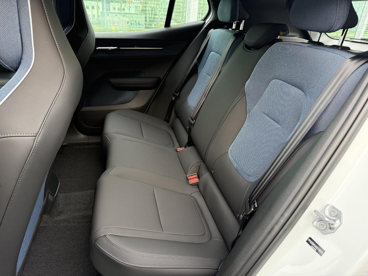 Volvo EX30 Single Motor Plus 51 kWh , Automaat , Adaptive Cruise , Stoelen+Stuur Verwarmd , BLIS , Google , Carplay , DAB , Camera , Harman/Kardon , Pilot Assist , Keyless , Draadloze oplader , Elek. Achterklep ,