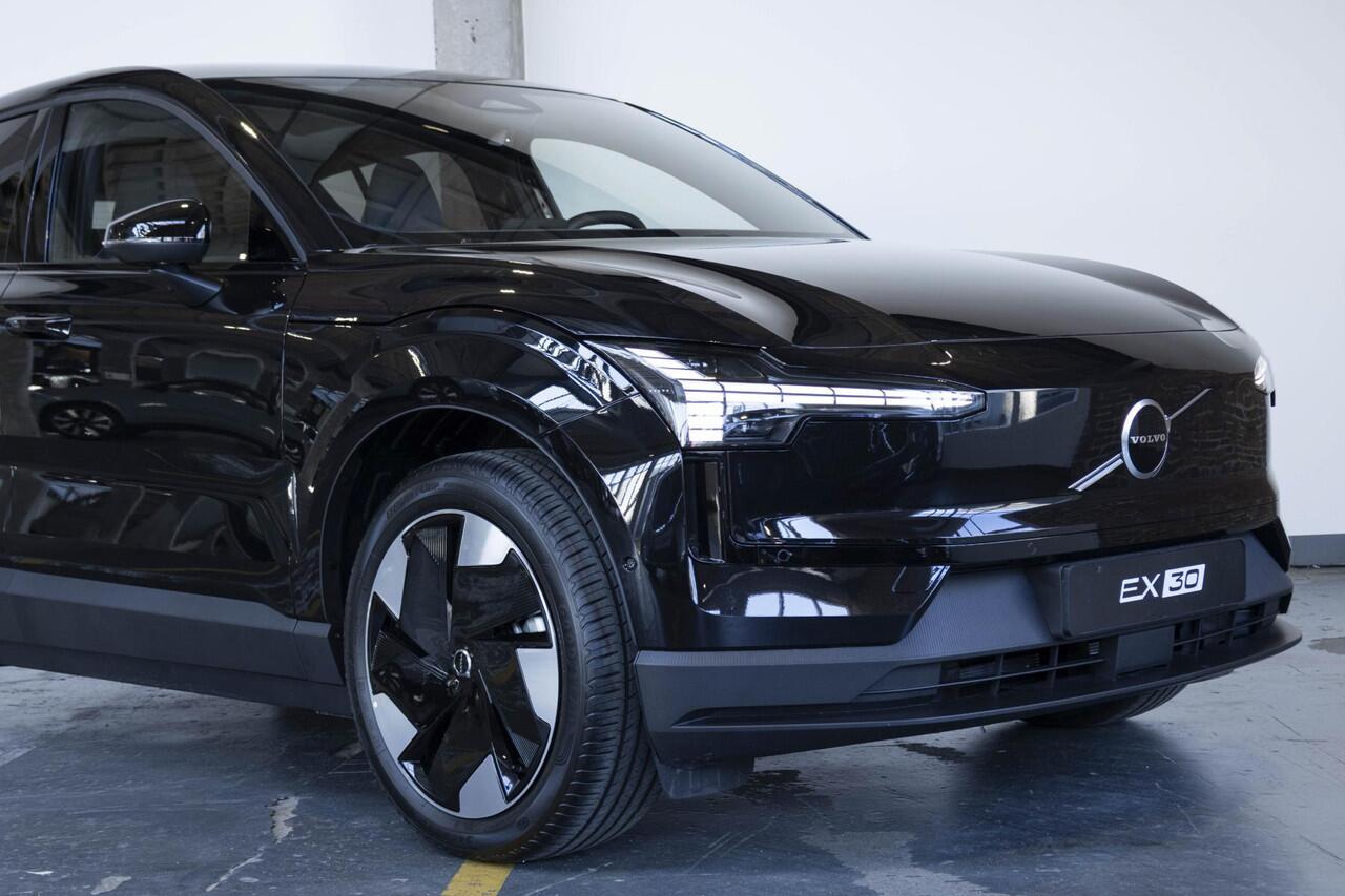 Volvo EX30 Single Motor Extended Range Plus | Verlengde Garantie 2 jaar | Direct Beschikbaar | Harman Kardon Premium Audio | Keyless Entry | Achteruitrijcamera | Parkeersensoren V+A | Donker Getint Glas | Pilot Assist |