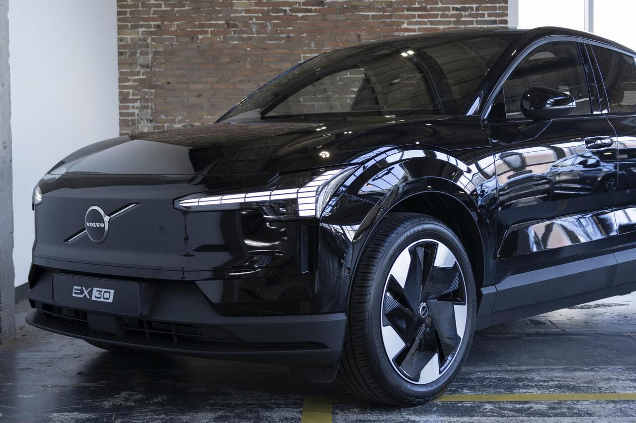 Volvo EX30 Single Motor Extended Range Plus | Verlengde Garantie 2 jaar | Direct Beschikbaar | Harman Kardon Premium Audio | Keyless Entry | Achteruitrijcamera | Parkeersensoren V+A | Donker Getint Glas | Pilot Assist |