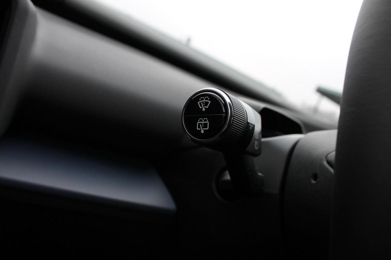 Volvo EX30 Single Motor Extended Range Plus 69 kWh Google services / Adaptieve cruise control / Blis / Parkeersensoren voor en achter met parkeercamera / Getinte ramen