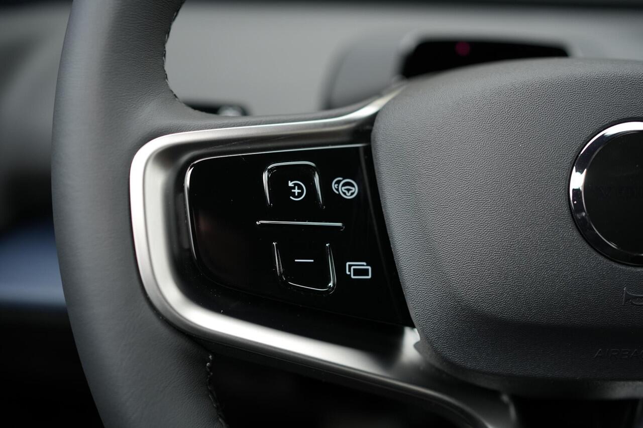 Volvo EX30 Single Motor Extended Range Plus 69 kWh - Lederen bekleding - 20' LMV - Adaptive Cruise Control - Pilot Assist - BLIS dodehoekassistentie - Harman Kardon premium audio - Keyless Drive - Elektr. bedienbare achterklep - Parkeersensoren voor & achter - Parke