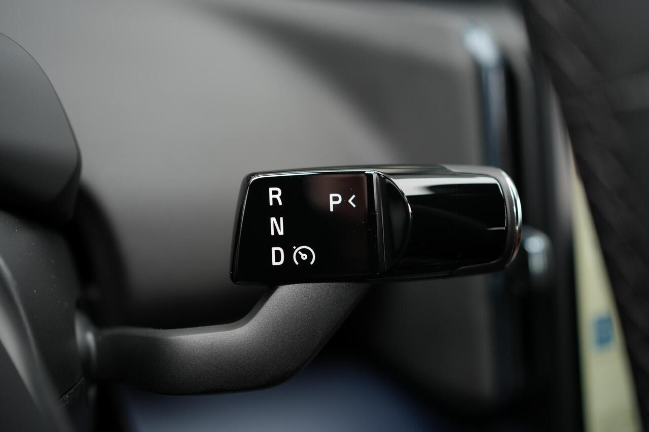 Volvo EX30 Single Motor Extended Range Plus 69 kWh - Lederen bekleding - 20' LMV - Adaptive Cruise Control - Pilot Assist - BLIS dodehoekassistentie - Harman Kardon premium audio - Keyless Drive - Elektr. bedienbare achterklep - Parkeersensoren voor & achter - Parke