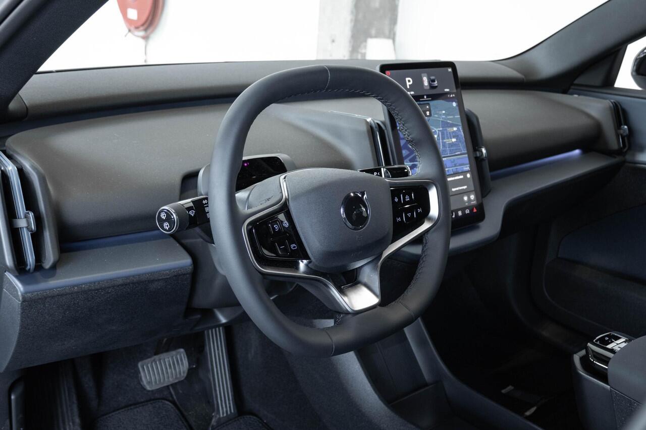 Volvo EX30 Single Motor Extended Range Plus 69 kWh | Harman Kardon Premium audio | Electrische bedienbare voorstoelen | Stoelverwarming | Stuurwielverwarming | Google infotainment | 20'' Lichtmetalen velgen | Warmtepomp |