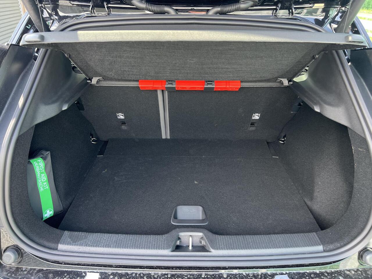 Volvo EX30 Single Motor Extended Range Plus 69 kWh Automaat, Harman Kardon, Pilot assist, BLIS, Park assist voor en achter, Parkeercamera, Extra getint glas vanaf B-stijl