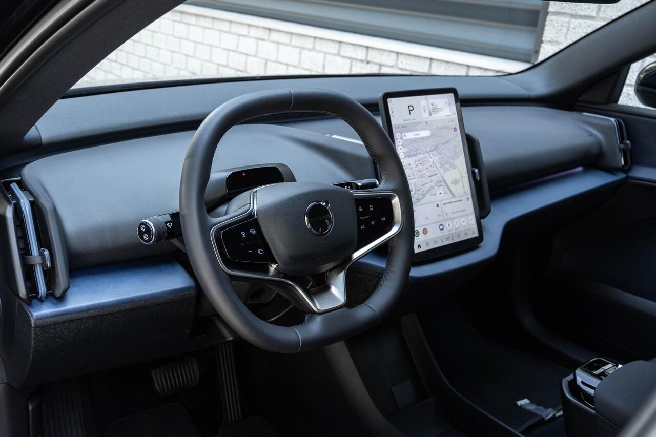 Volvo EX30 Single Motor Extended Range Plus 69 kWh | Direct Beschikbaar | Verwarmbare Voorstoelen | Harman Kardon Premium Audio | Keyless Entry | Achteruitrijcamera | Parkeersensoren Voor en Achter | Donker Getint Glas | Pilot Assist |