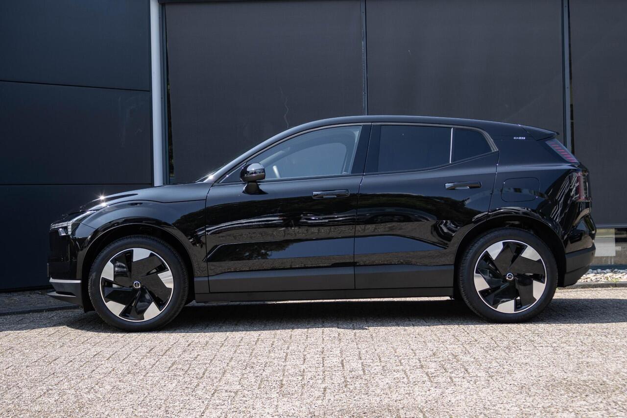 Volvo EX30 Single Motor Extended Range Plus 69 kWh | Direct Beschikbaar | Verwarmbare Voorstoelen | Harman Kardon Premium Audio | Keyless Entry | Achteruitrijcamera | Parkeersensoren Voor en Achter | Donker Getint Glas | Pilot Assist |