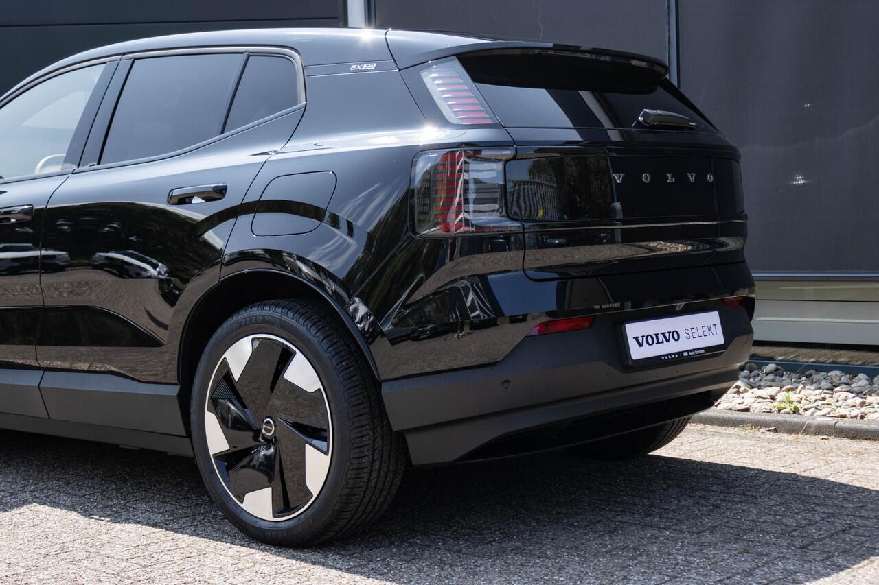 Volvo EX30 Single Motor Extended Range Plus 69 kWh | Direct Beschikbaar | Verwarmbare Voorstoelen | Harman Kardon Premium Audio | Keyless Entry | Achteruitrijcamera | Parkeersensoren Voor en Achter | Donker Getint Glas | Pilot Assist |