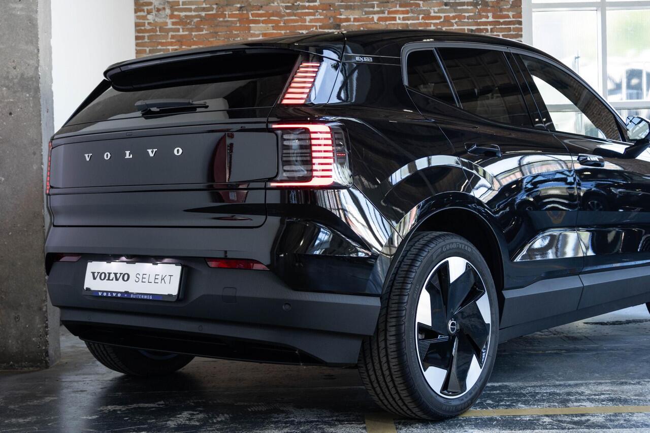 Volvo EX30 Single Motor Extended Range Plus | | 5 jaar garantie! | Premium Audio by Harman Kardon | Keyless Entry | Achteruitrijcamera | Parkeersensoren V+A | Getint Glas Achter | Pilot Assist | Adaptieve Cruise Control | Draadloze Telefoonlader | Navigatiesysteem |