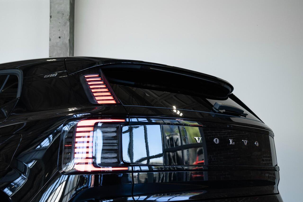 Volvo EX30 Single Motor Extended Range Plus | | 5 jaar garantie! | Premium Audio by Harman Kardon | Keyless Entry | Achteruitrijcamera | Parkeersensoren V+A | Getint Glas Achter | Pilot Assist | Adaptieve Cruise Control | Draadloze Telefoonlader | Navigatiesysteem |