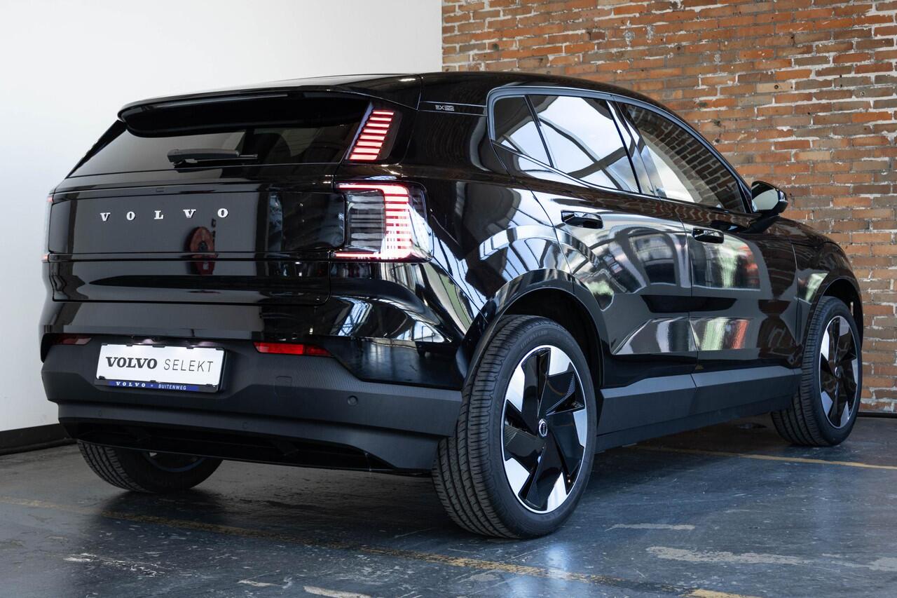 Volvo EX30 Single Motor Extended Range Plus | | 5 jaar garantie! | Premium Audio by Harman Kardon | Keyless Entry | Achteruitrijcamera | Parkeersensoren V+A | Getint Glas Achter | Pilot Assist | Adaptieve Cruise Control | Draadloze Telefoonlader | Navigatiesysteem |