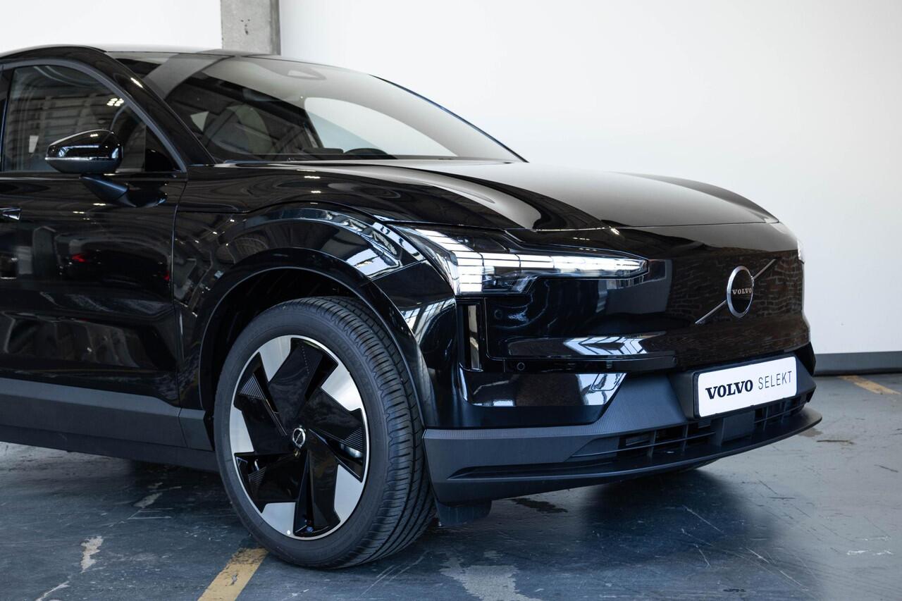 Volvo EX30 Single Motor Extended Range Plus | | 5 jaar garantie! | Premium Audio by Harman Kardon | Keyless Entry | Achteruitrijcamera | Parkeersensoren V+A | Getint Glas Achter | Pilot Assist | Adaptieve Cruise Control | Draadloze Telefoonlader | Navigatiesysteem |
