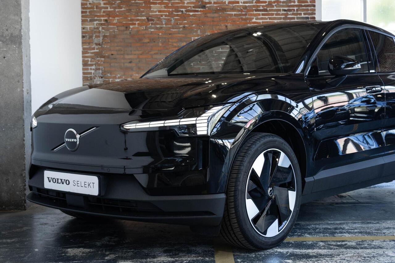 Volvo EX30 Single Motor Extended Range Plus | | 5 jaar garantie! | Premium Audio by Harman Kardon | Keyless Entry | Achteruitrijcamera | Parkeersensoren V+A | Getint Glas Achter | Pilot Assist | Adaptieve Cruise Control | Draadloze Telefoonlader | Navigatiesysteem |