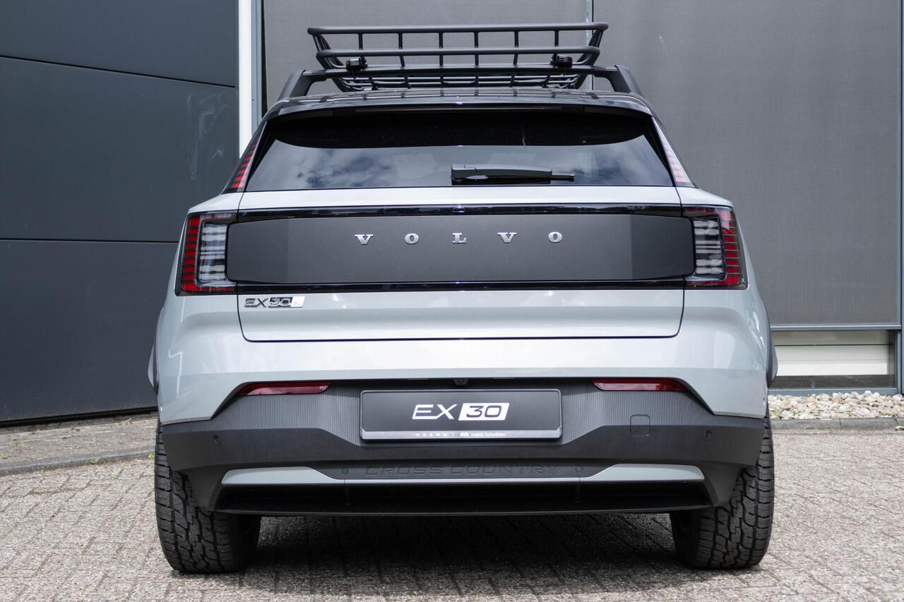 Volvo EX30 Cross Country Twin Motor Performance Ultra 69 kWh | Google Navigatie | Elektrische Stoelverstelling | Panoramisch Dak | 360 graden camera | Cross Country Experience-pakket |