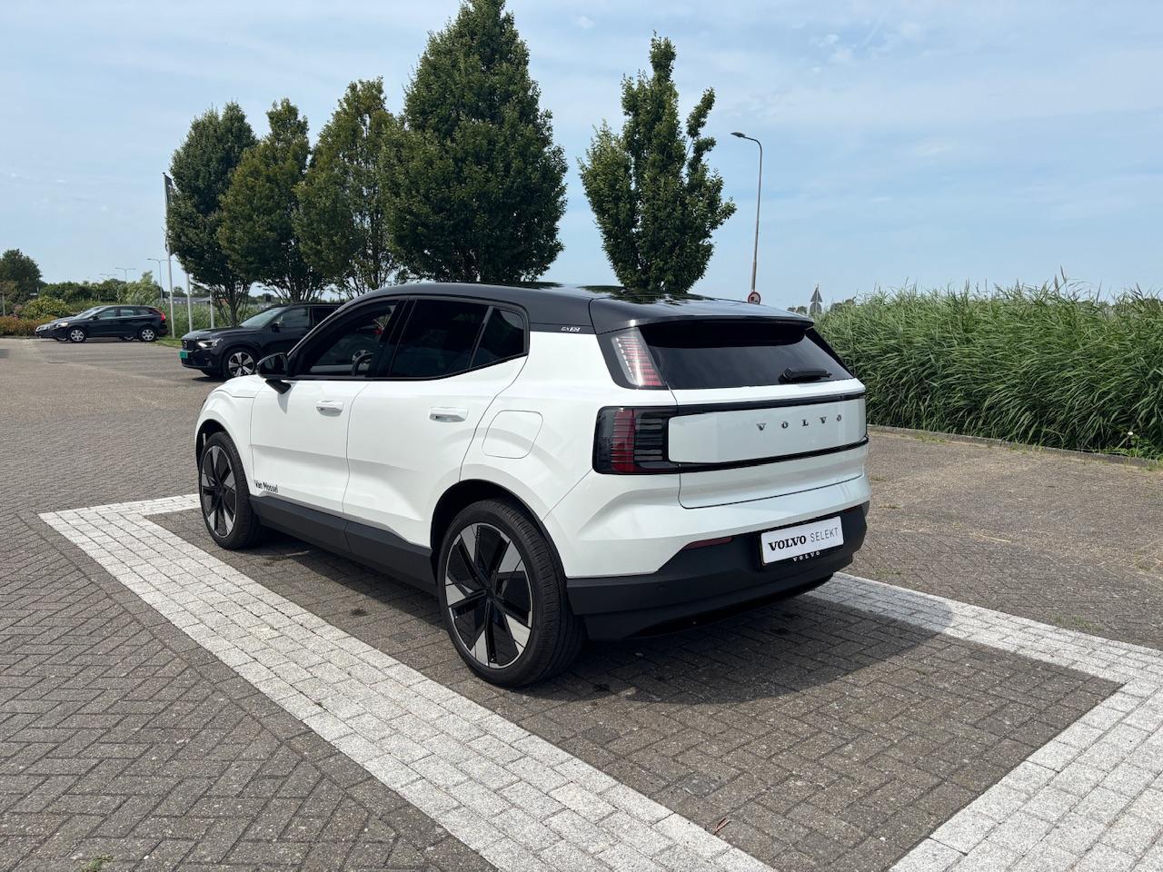 Volvo EX30 Single Motor Extended Range Plus 69 kWh 20 Inch | Getint glas achter | DEMO |