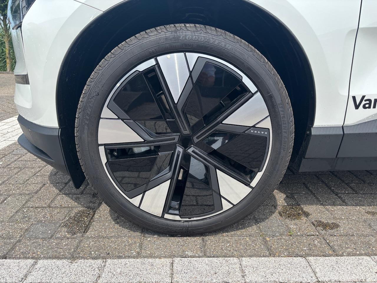 Volvo EX30 Single Motor Extended Range Plus 69 kWh 20 Inch | Getint glas achter | DEMO |