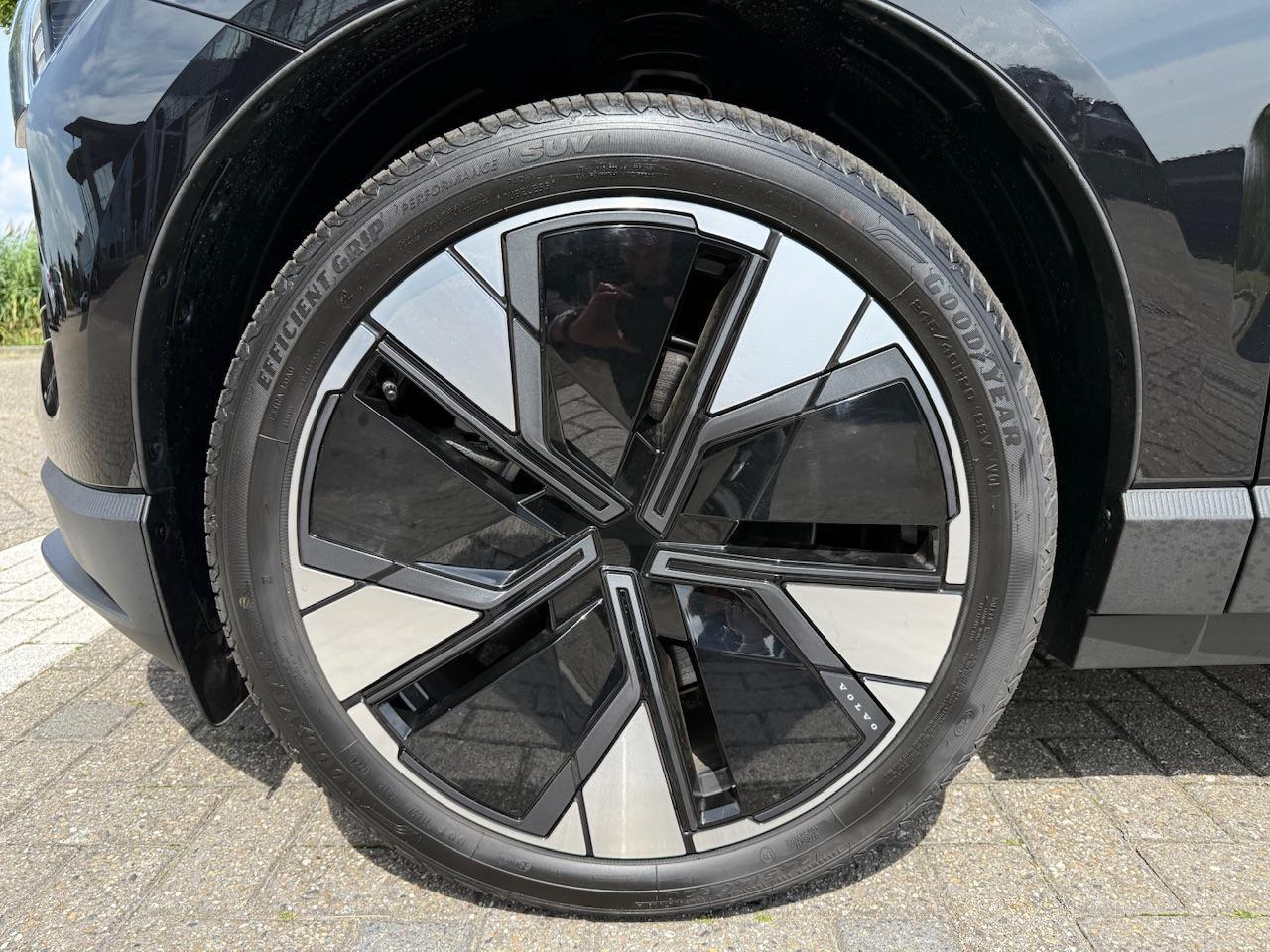 Volvo EX30 Single Motor Extended Range Plus 69 kWh Getint glas | Stoel / stuurverwarming | 20 inch | DEMO |